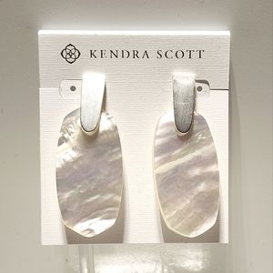 KENDRA SCOTT Aragon Silver Drop Earrings in Mother of Pearl